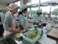 中学生との郷土料理の調理実習
