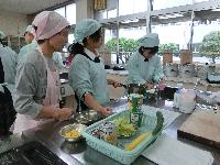 中学生との郷土料理の調理実習 中学生との郷土料理の調理実習