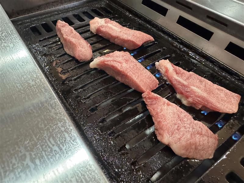 16焼肉もっこすタン焼いている様子