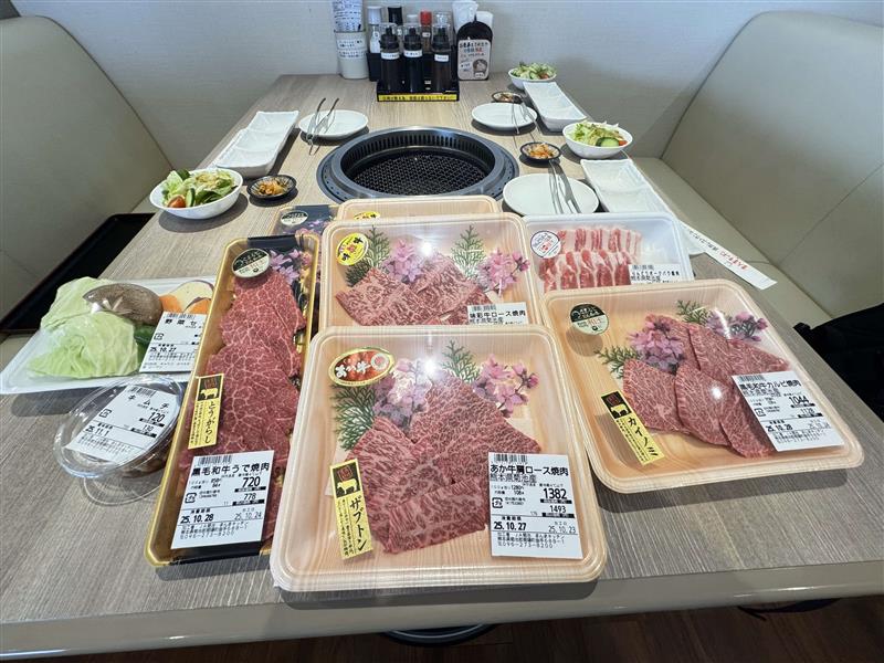 26 まんまキッチン購入肉を並べている画像