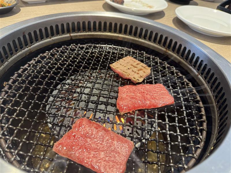 27 まんまキッチン肉を網で焼いている画像