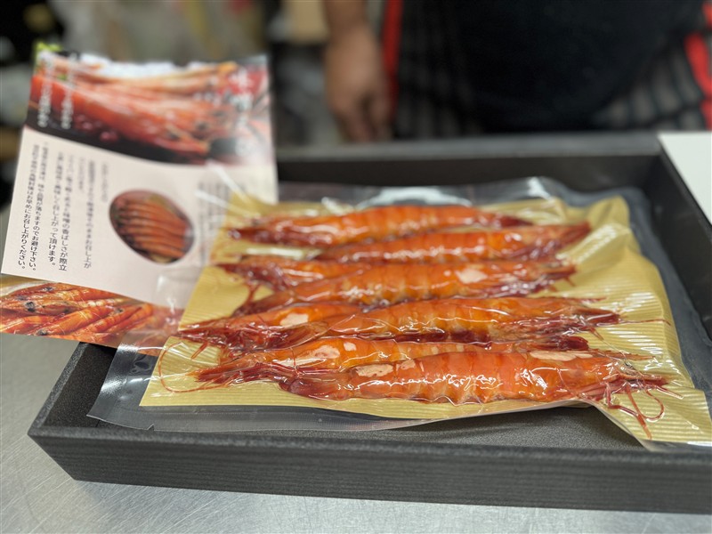 25化粧箱に入ったアシアカエビの味噌漬け