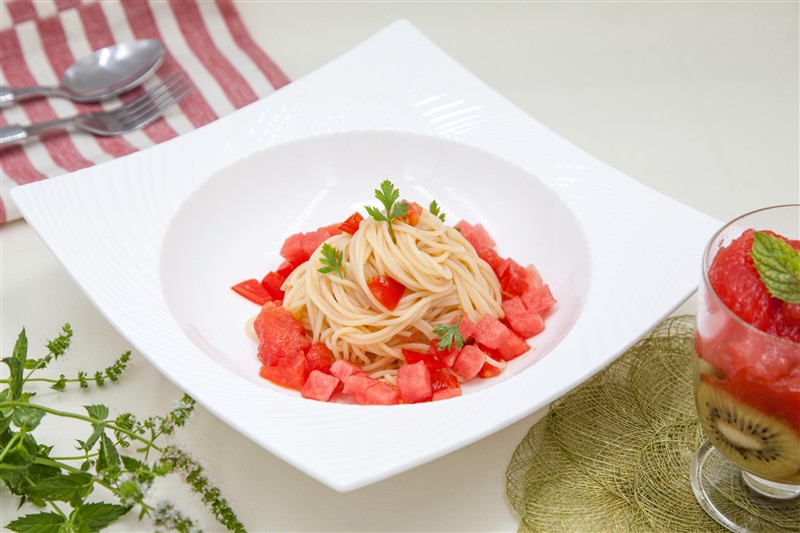すいかと塩トマトの冷製パスタ