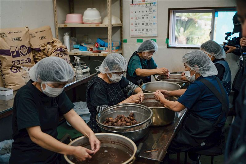 手作業で栗を処理する様子2