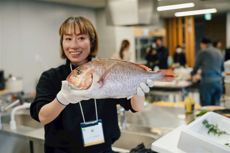鯛を持つ料理人