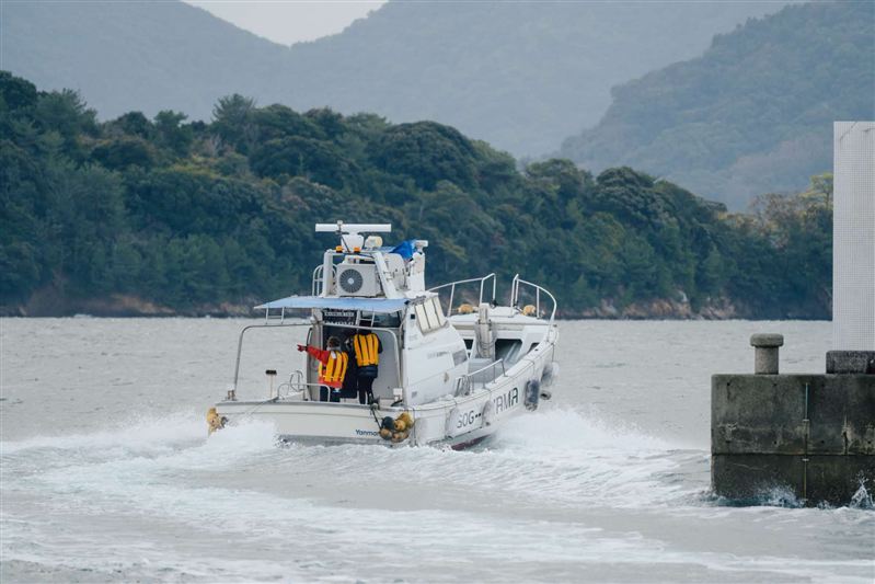 見学へ向かう海上フェリー