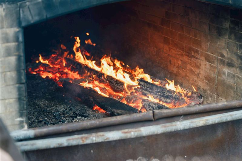 窯で薪が燃える様子