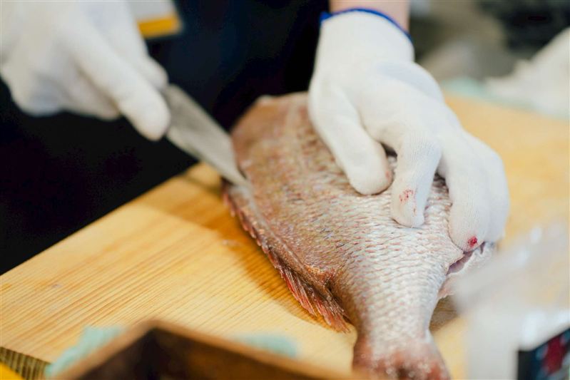 鯛をさばく様子