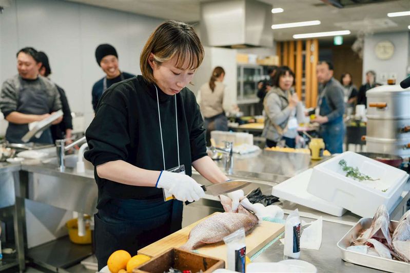 料理人が鯛をさばく様子