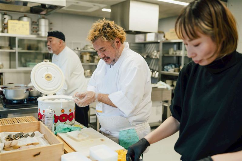 料理人が寿司を握る様子