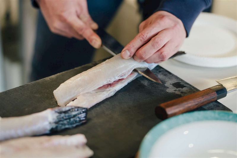 フグをさばく様子