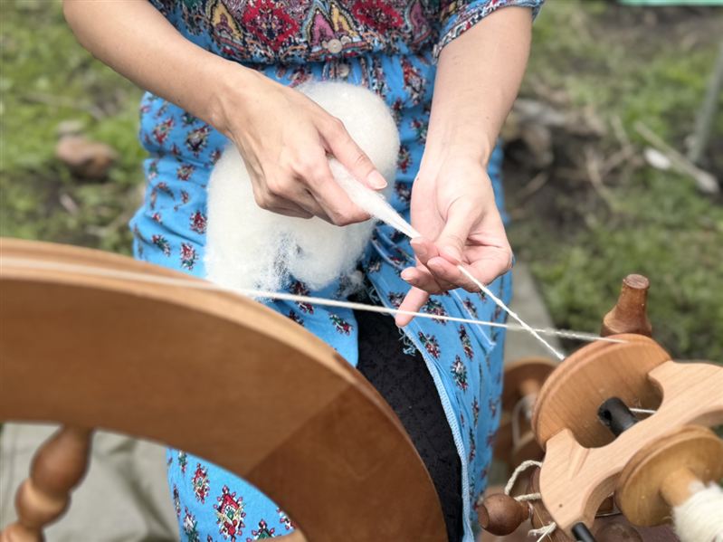 ⑩糸引き機で作業をしている様子