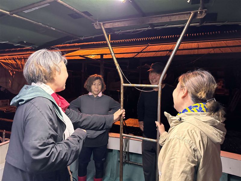 ②船上で話している様子