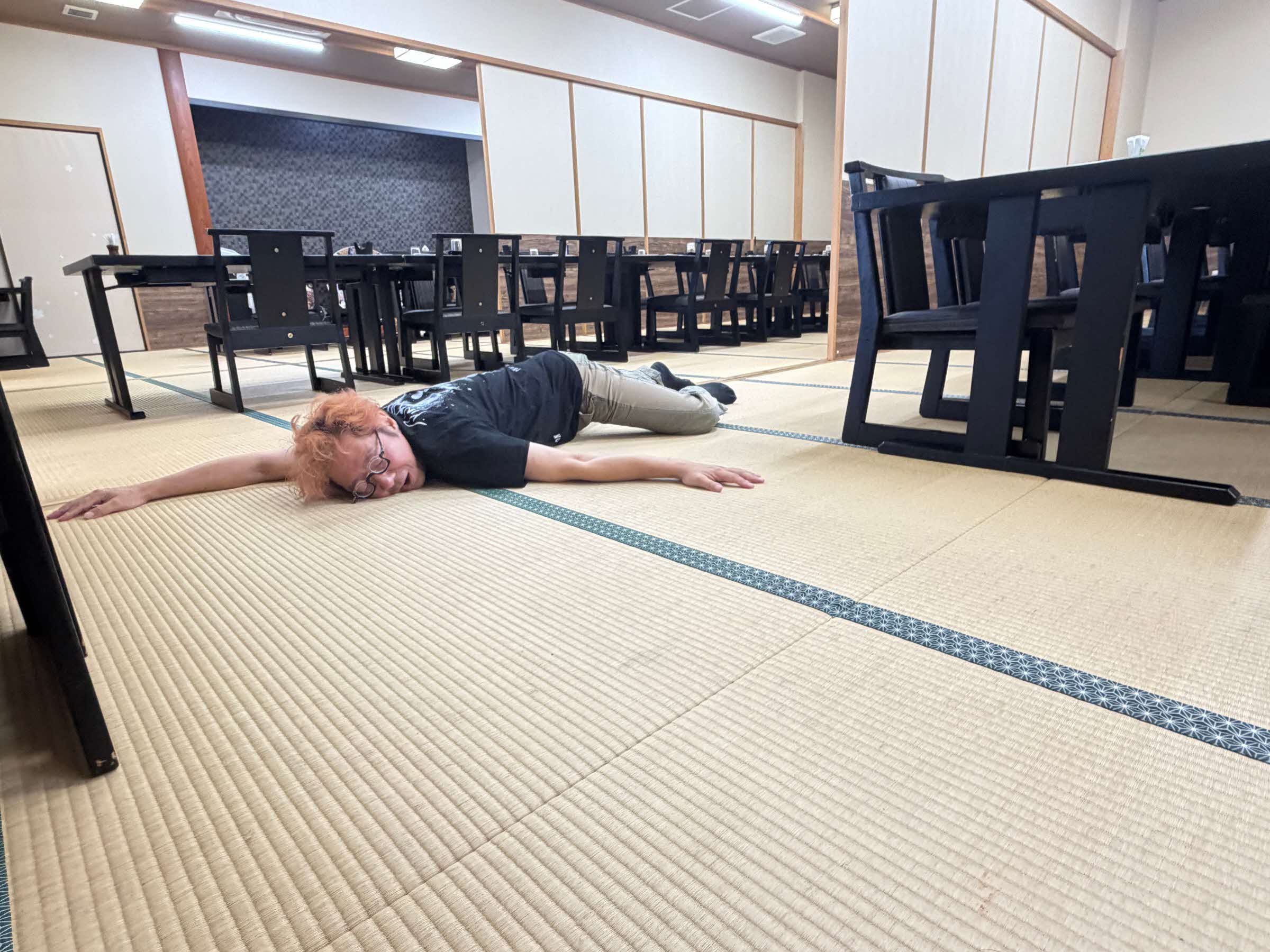 ⑯寝ころぶ伊藤