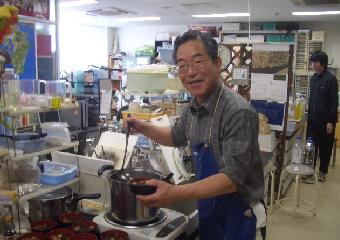 2011年4月13日（水）　味噌汁を分ける片野教授