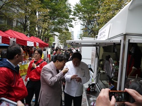 林農林水産大臣も「くまもとの赤カレー」を試食 林農林水産大臣も「くまもとの赤カレー」を試食