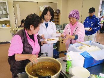 地元産の野菜でカレーづくり